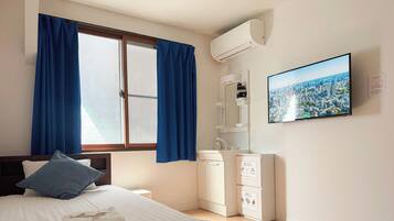 Quarto solteiro luxo, para não fumantes | Escrivaninha, espaço de trabalho para notebook, cortinas blackout
