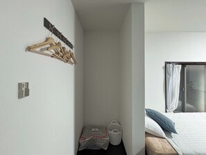 Desk, laptop workspace, free WiFi, bed sheets - D-ryokan (Tokyo)