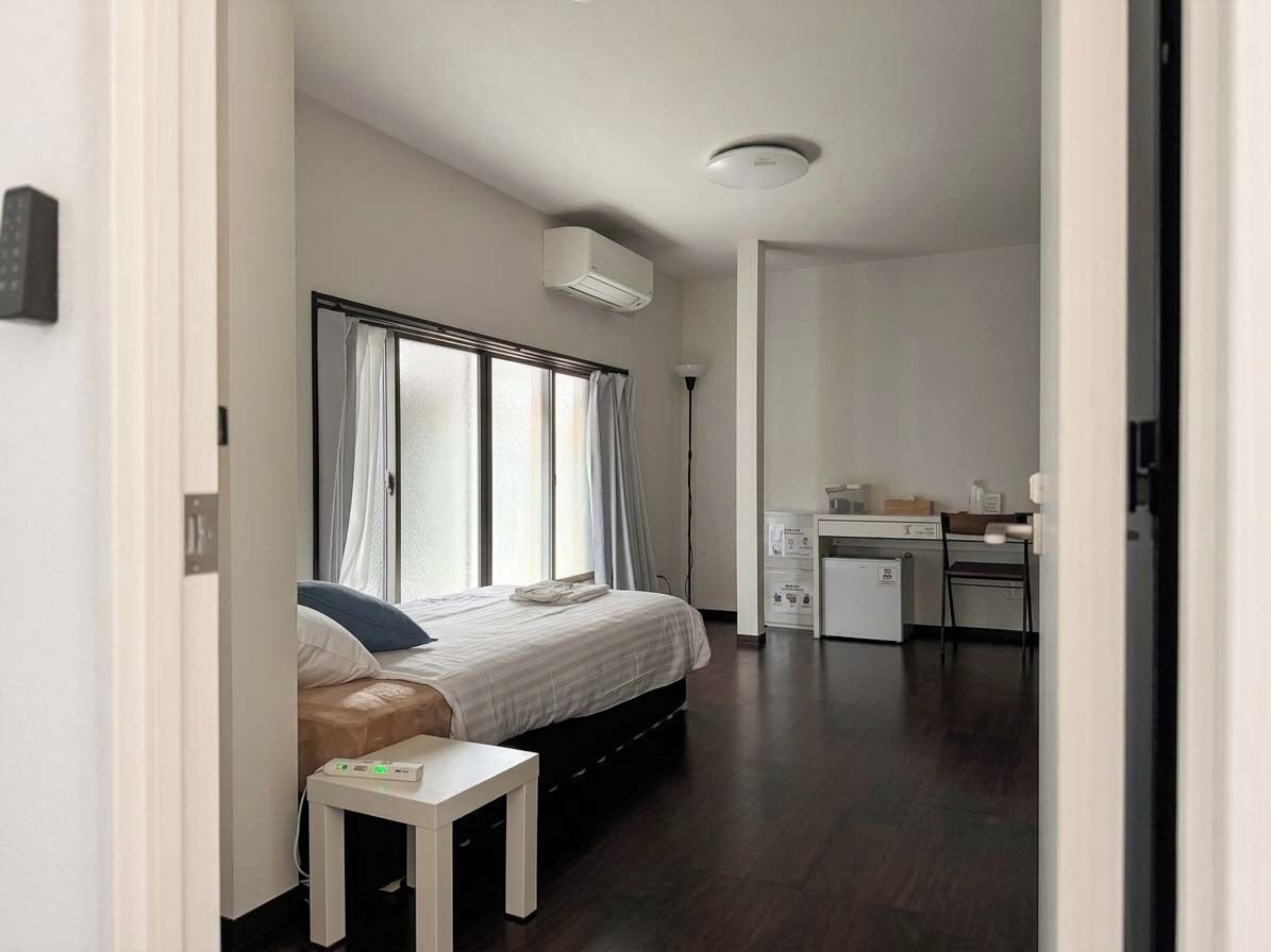 Premium Single Room, Non Smoking | Desk, laptop workspace, free WiFi, bed sheets