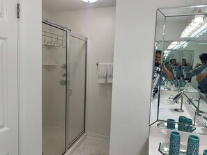 Regadera y secadora de cabello 