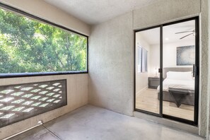 2 bedrooms, desk, WiFi, bed sheets