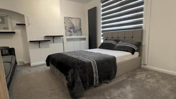 4 habitaciones, tabla de planchar con plancha, wifi y ropa de cama