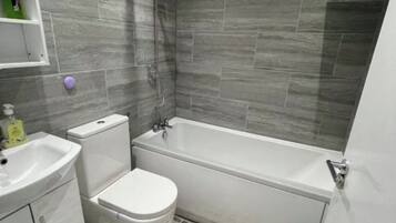 Bruser, hårtørrer, håndklæder, Toiletpapir