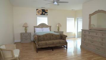5 bedrooms, in-room safe, desk, iron/ironing board