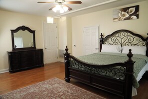 5 bedrooms, in-room safe, desk, iron/ironing board - clarks hill lake 9.5 mi great for family fun day  (Appling)