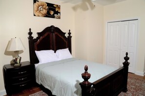 5 habitaciones, caja de seguridad en la habitación y escritorio