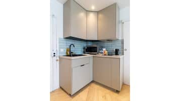 Refrigerador, microondas, horno y cafetera y tetera