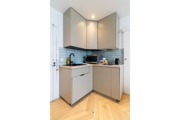 Fridge, microwave, oven, coffee/tea maker