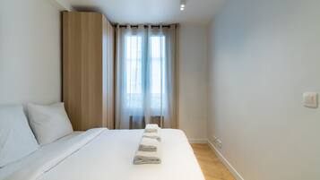 1 habitación, tabla de planchar con plancha, cuna de viaje y wifi