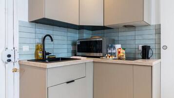 Refrigerador, microondas, horno y cafetera y tetera