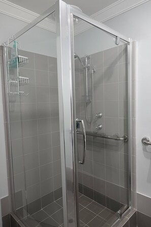 Hårføner, håndklær, såpe og toalettpapir