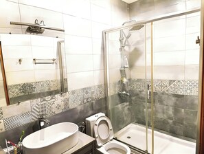 Dép đi trong nhà, khăn tắm 