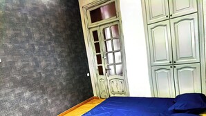 تجهيزات عازلة للصوت ومكواة/لوح كي وواي فاي مجانًا وملاءات أسرّة