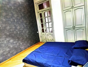 Quarto casal luxo | Quartos à prova de som, ferros/tábuas de passar roupa, Wi-Fi de cortesia