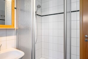 Een douche, een haardroger, handdoeken
