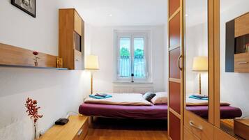 2 bedrooms, iron/ironing board, free WiFi, bed sheets
