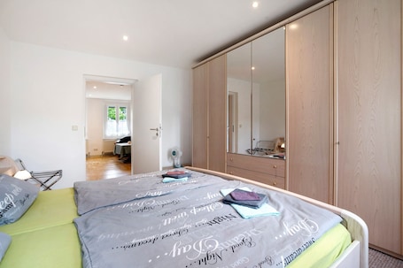 2 bedrooms, iron/ironing board, free WiFi, bed sheets. Holiday Apartment 'Gästewohnung Am Schwanenteich' with Wi-Fi