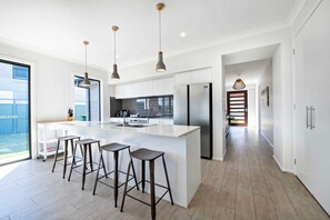 Fridge, microwave, oven, stovetop - Macquarie Entertainer - Pool Retreat, Pets Allowed (Dubbo)