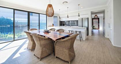 Macquarie Entertainer - Pool Retreat, Pets Allowed