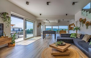 Smart TV, pebolim, mesa de pingue-pongue