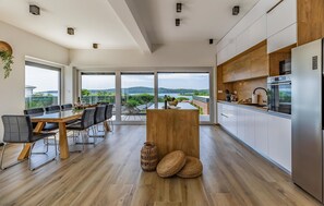 冷蔵庫、オーブン、食器洗い機、コーヒー / ティーメーカー