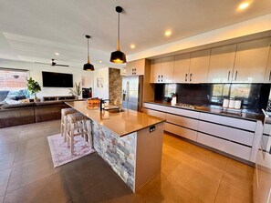 Fridge, microwave, oven, stovetop - 4-Bedroom Two-Storey House With Views, Near Beach (Hobart)