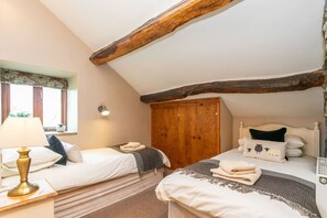 5 bedrooms, desk, iron/ironing board, travel cot