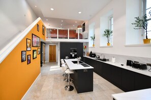 ثلاجة، ميكروويف، فرن، موقد طهي مسطح