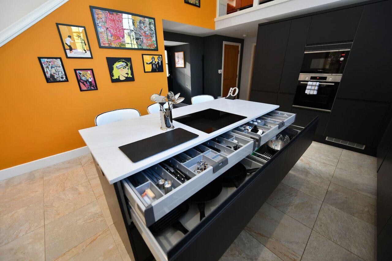 ثلاجة، ميكروويف، فرن، موقد طهي مسطح