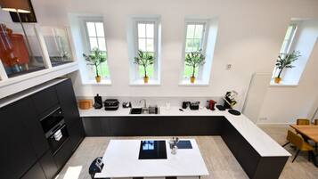 Een koelkast, een microgolfoven, een oven, een kookplaat