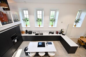 Frigorifero, microonde, forno, piano cottura