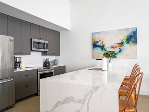 冷蔵庫、電子レンジ、オーブン、コンロ