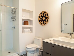 Hair dryer, towels, soap, toilet paper - Upscale Condo in East Austin (Austin)