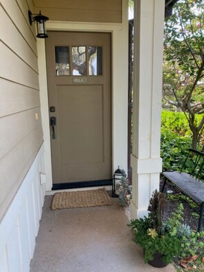 Exterior detail - Ko Olina Secluded Luxury: 3 Br, 2.5 Bath End Unit Townhome with Resort Amenities (Kapolei)