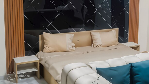 Un dormitorio con cama, mesitas de noche y un ventanal con un diseño geométrico.