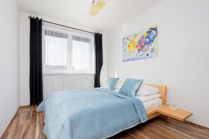 1 habitación, escritorio y espacio para trabajar con laptop 