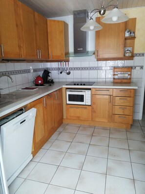 Refrigerador, microondas, horno, placa de cocina