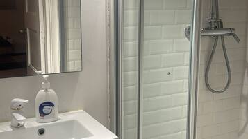 Dusche, Haartrockner, Handtücher, Seife