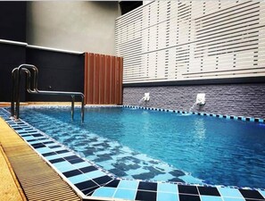 12 outdoor pools