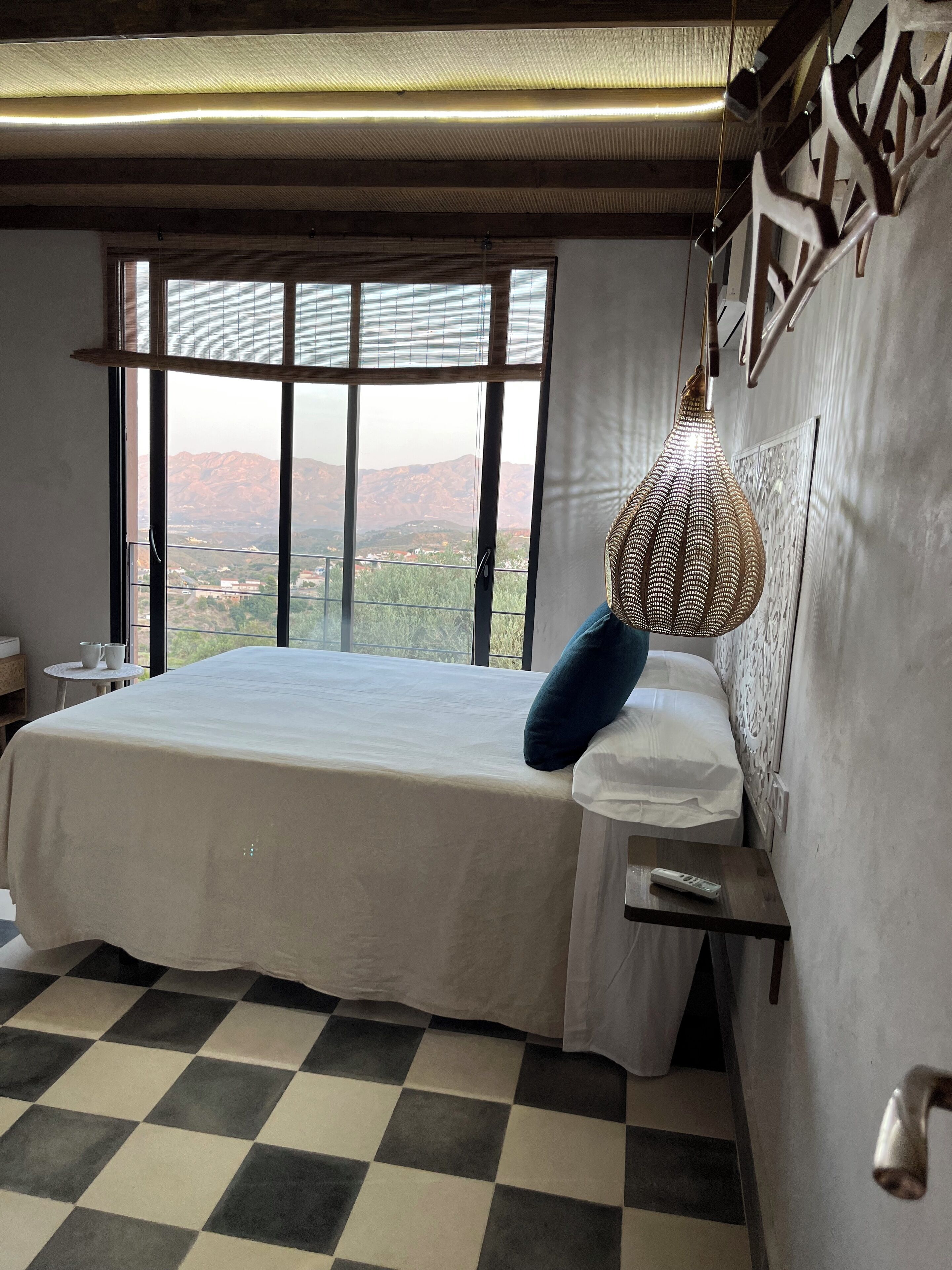4 bedrooms, WiFi, bed sheets