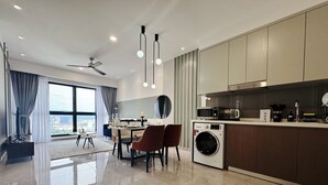 Een moderne keuken met een ingebouwde wasmachine, een eethoek met uitzicht en een plafondventilator.