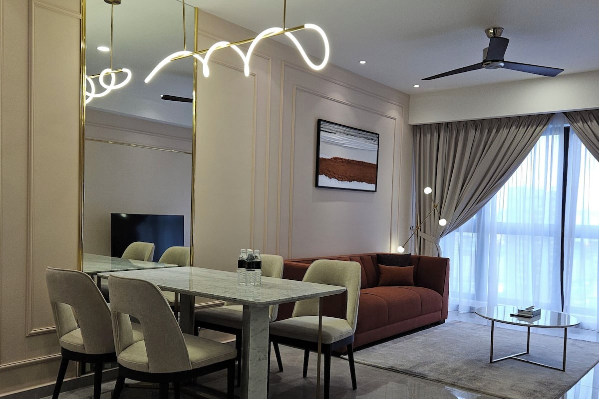 Una sala de estar moderna con comedor, un sofá y un ventilador de techo.