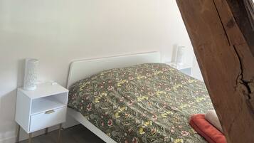 2 bedrooms, iron/ironing board, WiFi, bed sheets