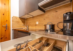 Kühlschrank, Kochgeschirr/Geschirr/Besteck