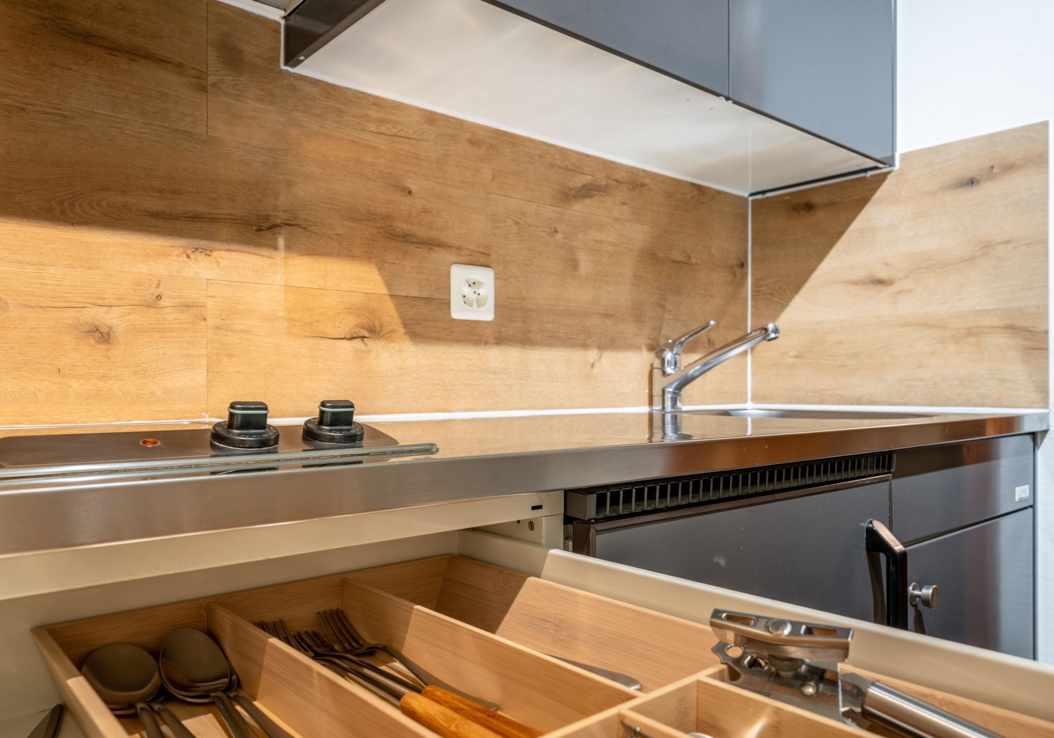 Fridge, cookware/dishes/utensils