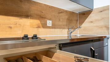 Fridge, cookware/dishes/utensils