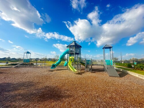 Peaceful getaway close to the city. Minutes to Everything. Amenities galore!