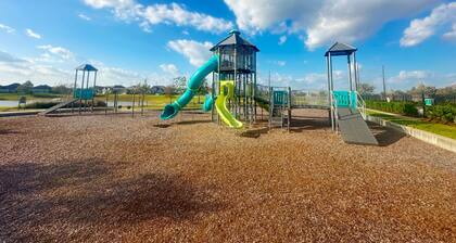 Peaceful getaway close to the city. Minutes to Everything. Amenities galore!