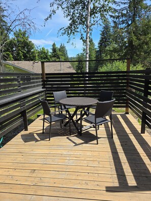 Outdoor dining - Private suite w/ your very own patio in Beautiful Blind Bay. Pet friendly! (Blind Bay)