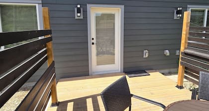 Private suite w/ your very own patio in Beautiful Blind Bay. Pet friendly!